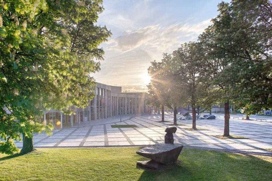 Vorplatz Forum am Schlosspark Vorplatz Forum am Schlosspark