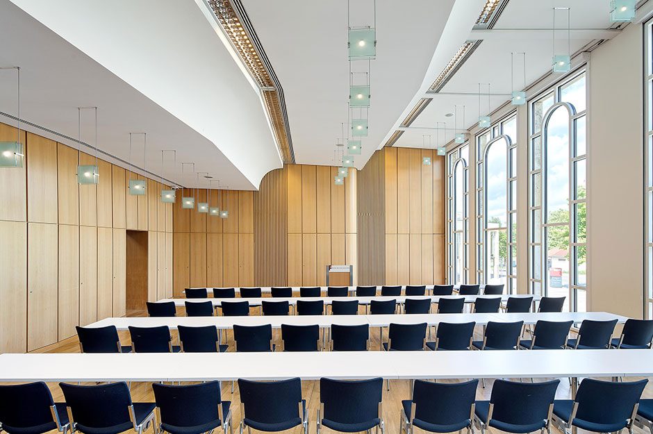 Silchersaal mit Reihenbestuhlung